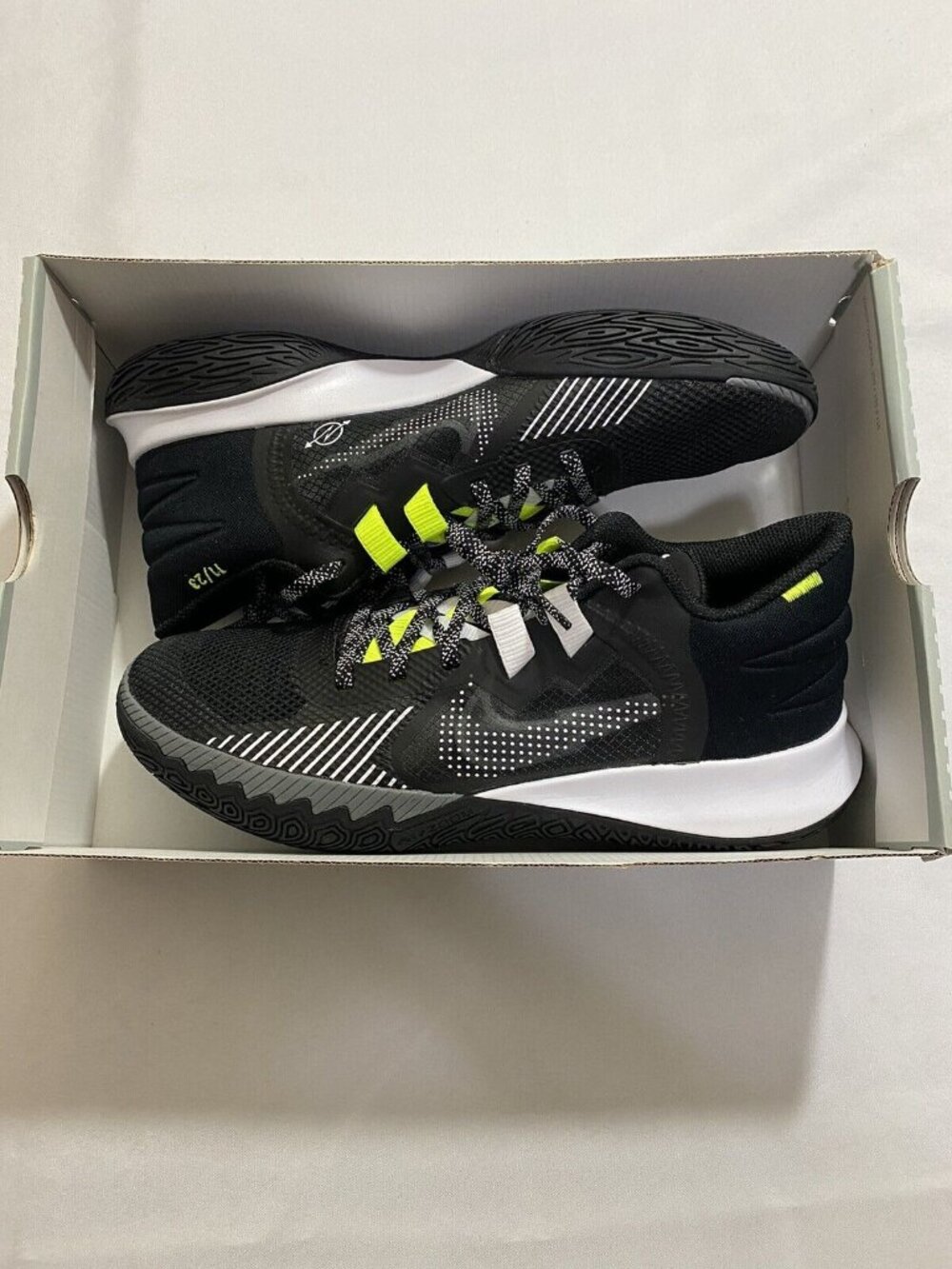 New Mens Size 10.5 Black Nike Kyrie Flytrap V Basketball Shoes CZ4100 002
